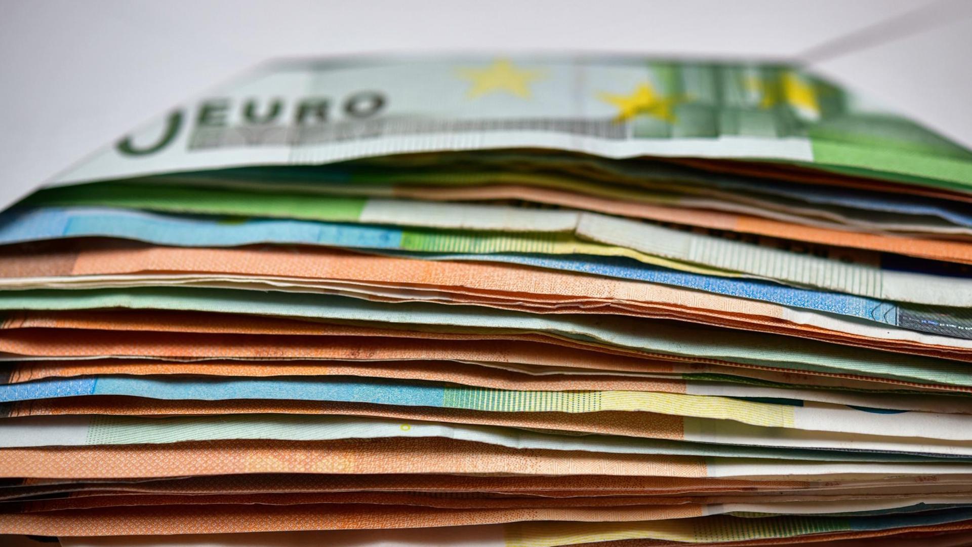 Viele Eurobanknoten liegen in einem Briefumschlag auf einem Tisch, fotografiert am 10.01.2018 in Sieversdorf (Brandenburg) Viele Eurobanknoten liegen in einem Briefumschlag auf einem Tisch, fotografiert am 10.01.2018 in Sieversdorf (Brandenburg)