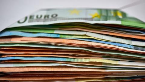Viele Eurobanknoten liegen in einem Briefumschlag auf einem Tisch, fotografiert am 10.01.2018 in Sieversdorf (Brandenburg)