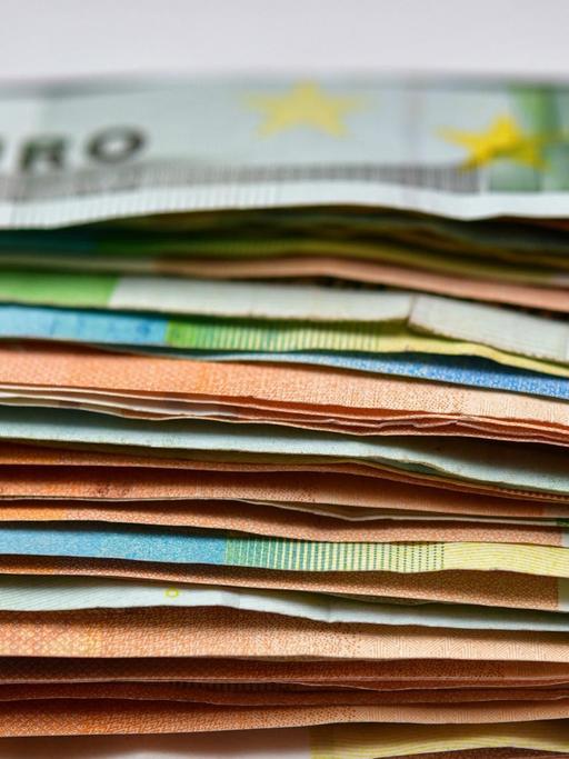 Viele Eurobanknoten liegen in einem Briefumschlag auf einem Tisch, fotografiert am 10.01.2018 in Sieversdorf (Brandenburg)