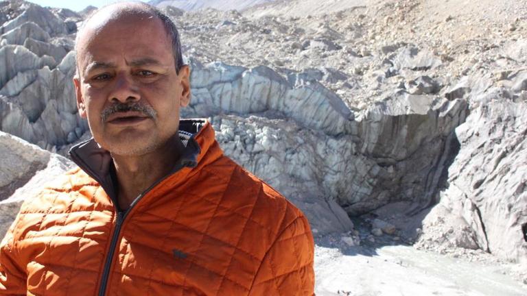 Bishambar Mishra ist Priester und Mikrobiologe. Jeden Morgen nimmt er ein Bad im Ganges, der in Varanasi von Fäkal-Bakterien durchsetzt ist. Bishambar Mishra ist Priester und Mikrobiologe. Jeden Morgen nimmt er ein Bad im Ganges, der in Varanasi von Fäkal-Bakterien durchsetzt ist.