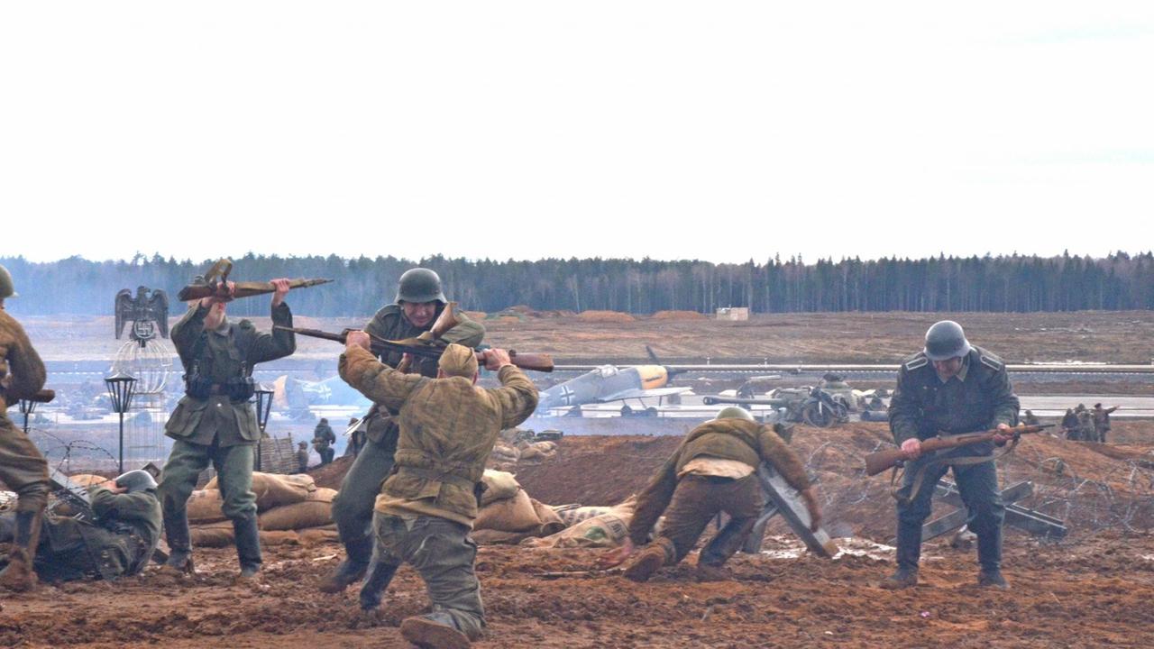 Im Patriotenpark bei Moskau wird der Kampf um Berlin nachgestellt von freiwilligen Darstellern. Im Patriotenpark bei Moskau wird der Kampf um Berlin nachgestellt von freiwilligen Darstellern.