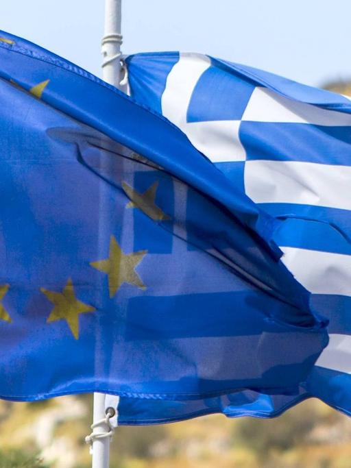 Die Fahne Griechenlands weht in Athen neben der Fahne EU.