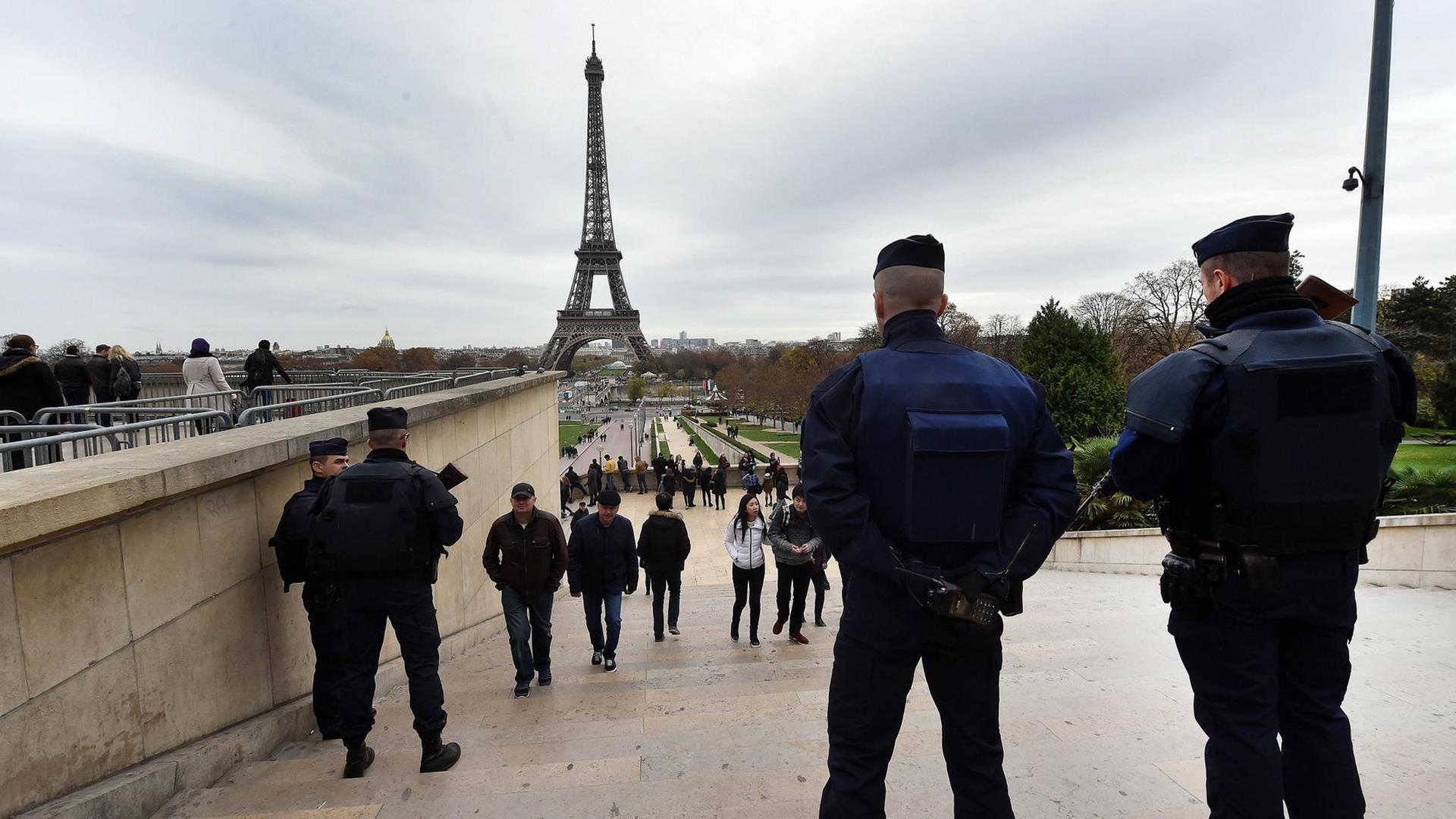 Französische Polizisten, im Hintergrund ist der Eiffelturm zu sehen Französische Polizisten, im Hintergrund ist der Eiffelturm zu sehen