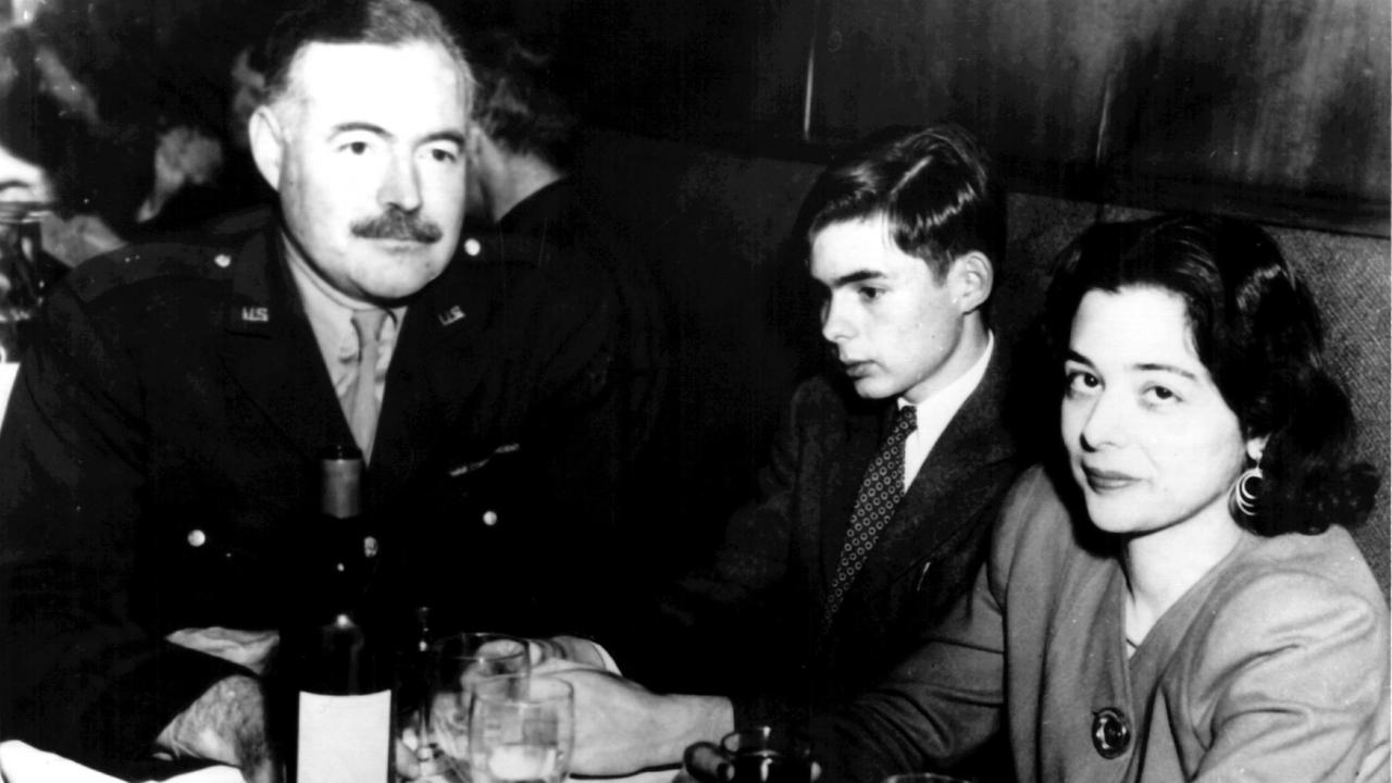 Der US-amerikanische Schriftsteller Ernest Hemingway mit Connie Ernst und seinem Sohn Patrick. Der US-amerikanische Schriftsteller Ernest Hemingway mit Connie Ernst und seinem Sohn Patrick.