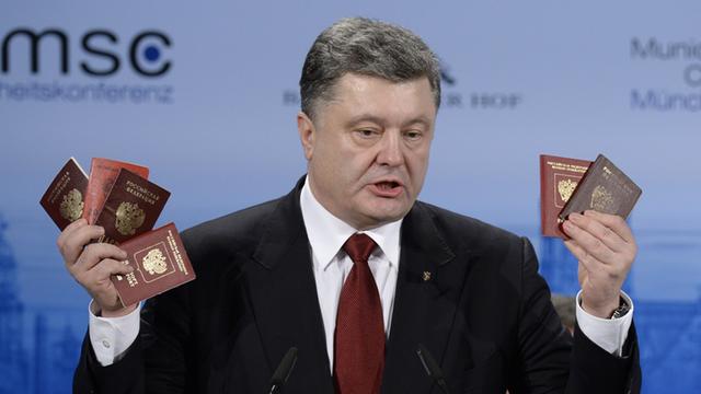 Der ukrainische Präsident Petro Poroschenko hat bei der Münchner Sicherheitskonferenz die Ausweise von russischen Soldaten gezeigt, die nach seiner Darstellung die militärische "Präsenz" Moskaus in seinem Land belegen.
