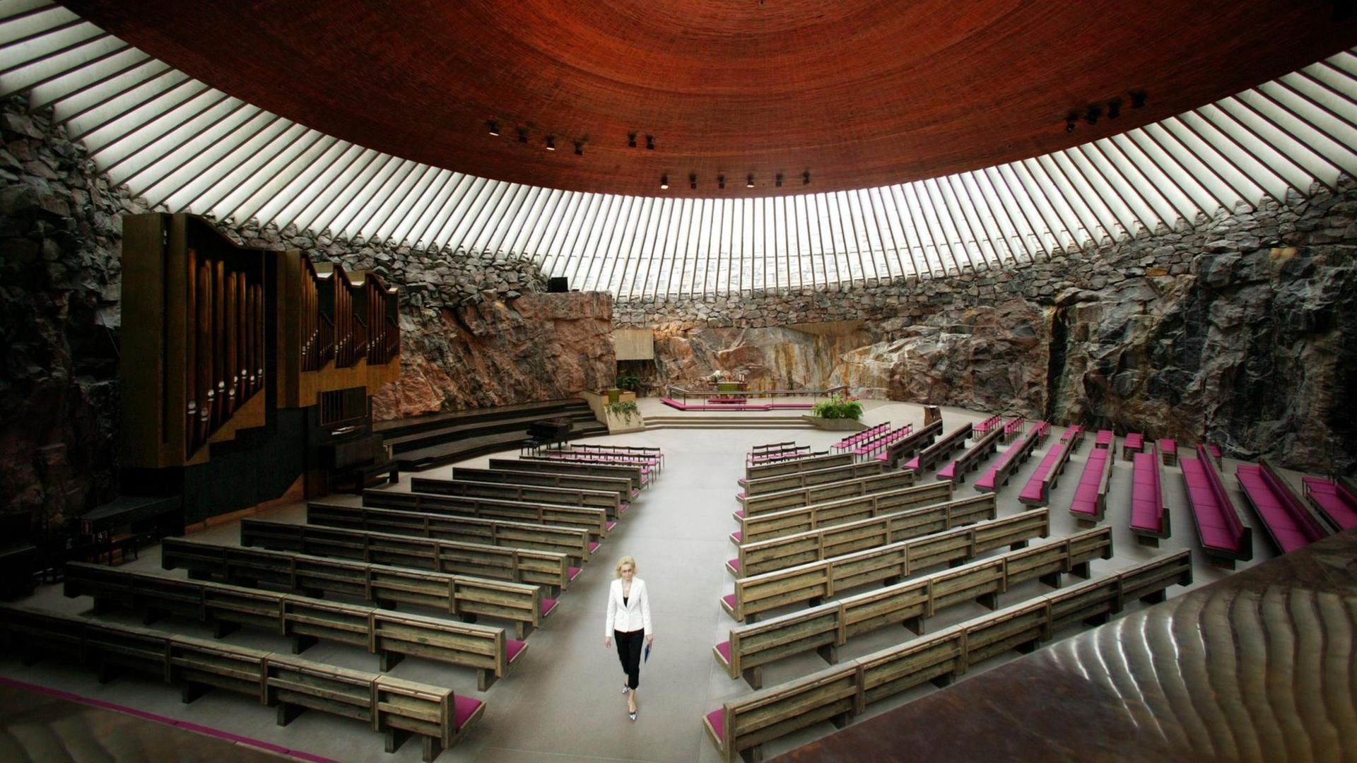 Die von Timo und Tuomo Savolainen entworfene Temppeliaukio Kirche in Helsinki wurde 1969 geweiht Die von Timo und Tuomo Savolainen entworfene Temppeliaukio Kirche in Helsinki wurde 1969 geweiht