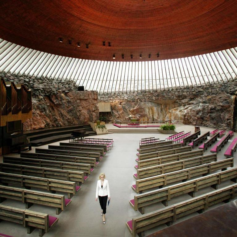 Die von Timo und Tuomo Savolainen entworfene Temppeliaukio Kirche in Helsinki wurde 1969 geweiht