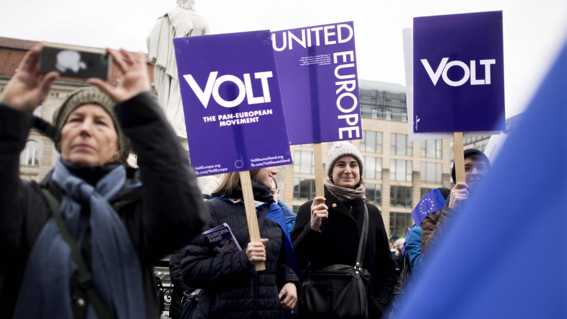 27.01.2019: Demonstranten in Berlin halten VOLT-Schilder in die Höhe 27.01.2019: Demonstranten in Berlin halten VOLT-Schilder in die Höhe
