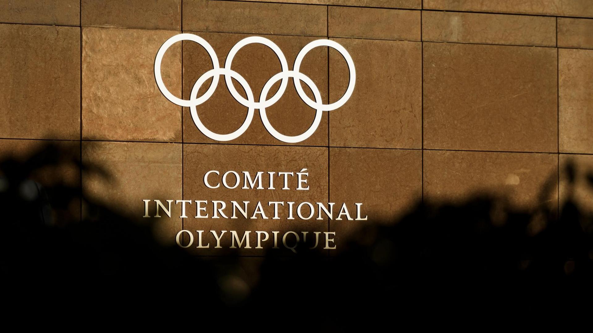 Das Foto zeigt der Hauptsitz des Internationalen Olympischen Komitees in Pully bei Lausanne. Auf dem Gebäude sind dir fünf Olympischen Ringe zu sehen. Das Foto zeigt der Hauptsitz des Internationalen Olympischen Komitees in Pully bei Lausanne. Auf dem Gebäude sind dir fünf Olympischen Ringe zu sehen.