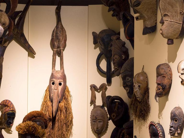 Das Foto zeigt afrikanische Masken im Völkerkundemuseum der Franziskaner, Werl.