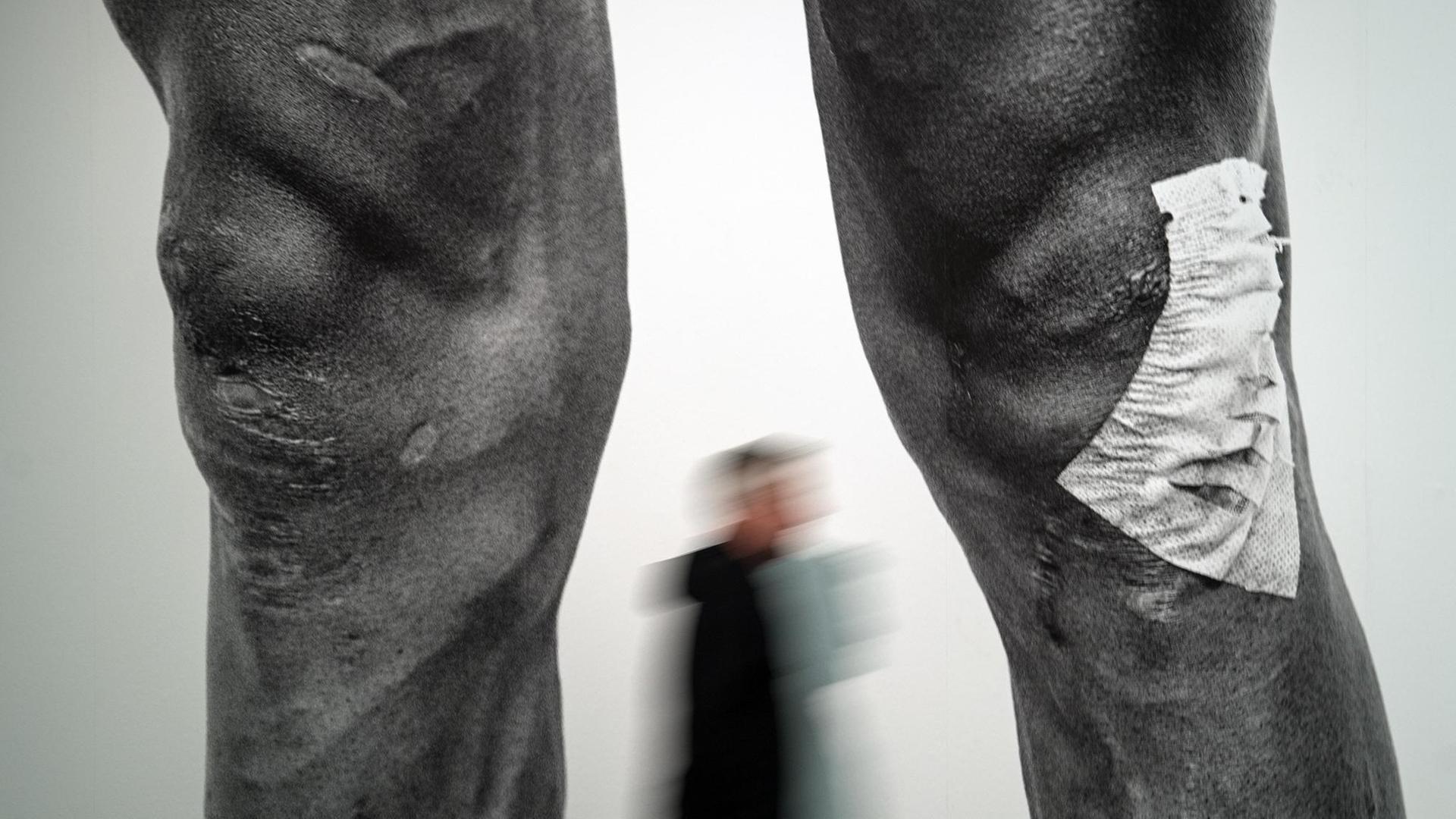 Ein Besucher geht in der Foto-Gruppenausstellung "Mythos Tour de France" an dem Bild "Legs From The Peleton/Mauricio Soler von Timm Kölln vorbei. Ein Besucher geht in der Foto-Gruppenausstellung "Mythos Tour de France" an dem Bild "Legs From The Peleton/Mauricio Soler von Timm Kölln vorbei.