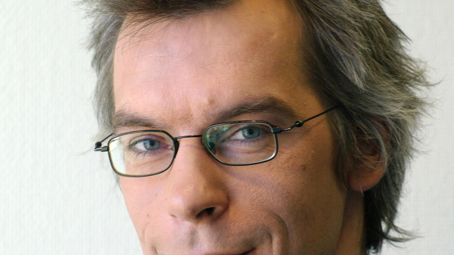 Ein Porträt von Jürgen Roth. Ein Porträt von Jürgen Roth.
