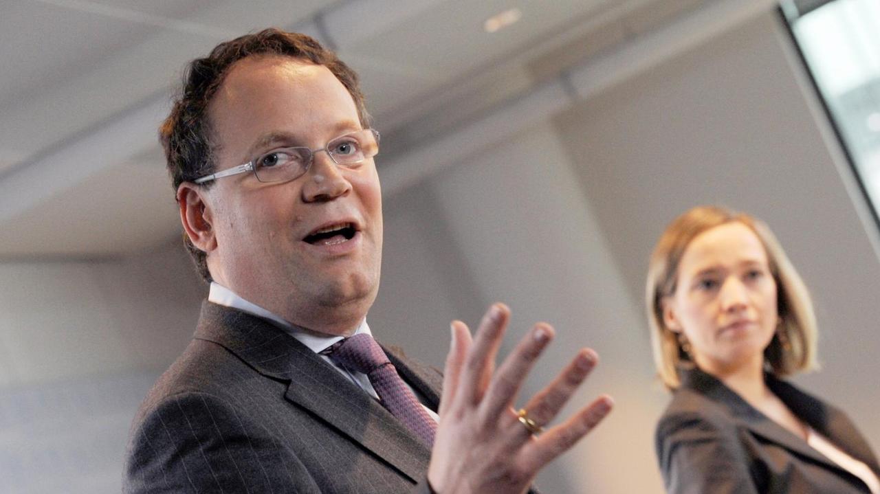 Der Arbeitsrechtler Gregor Thüsing an einem Rednerpult im Bundesministerium für Familie (Oktober 2011); im Hintergrund Ministerin Schröder Der Arbeitsrechtler Gregor Thüsing an einem Rednerpult im Bundesministerium für Familie (Oktober 2011); im Hintergrund Ministerin Schröder