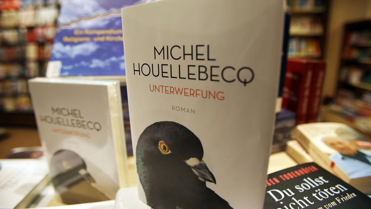 Der Roman "Unterwerfung" von Michel Houellebecq liegt in einer Kölner Bahnhofsbuchhandlung aus. Der Roman "Unterwerfung" von Michel Houellebecq liegt in einer Kölner Bahnhofsbuchhandlung aus.