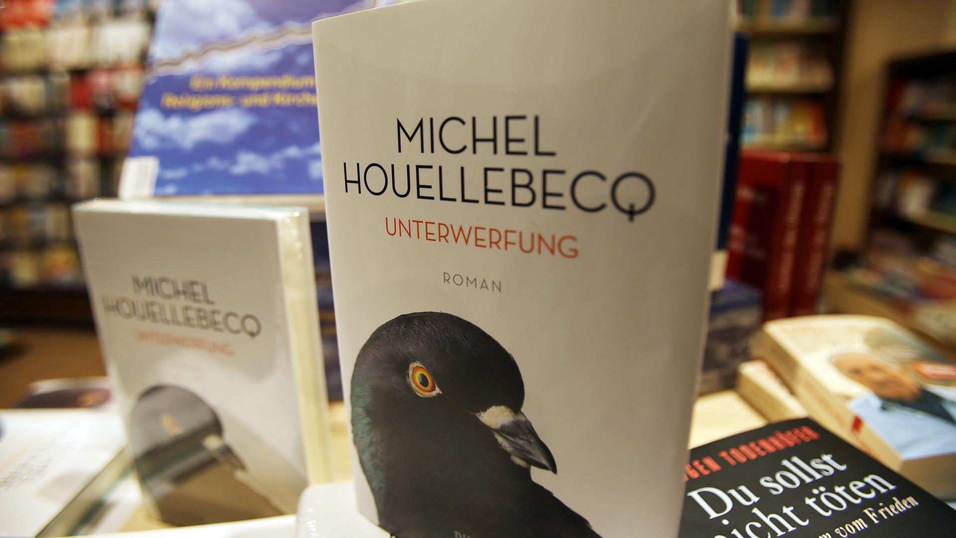 Der Roman "Unterwerfung" von Michel Houellebecq liegt in einer Kölner Bahnhofsbuchhandlung aus. Der Roman "Unterwerfung" von Michel Houellebecq liegt in einer Kölner Bahnhofsbuchhandlung aus.