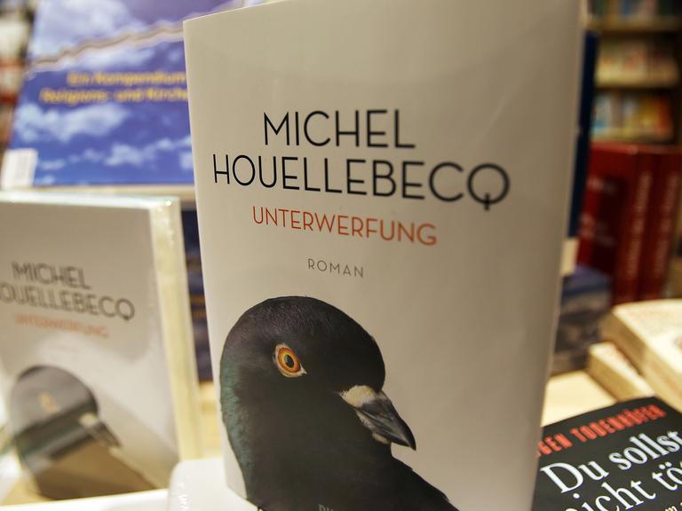 Der Roman "Unterwerfung" von Michel Houellebecq liegt in einer Kölner Bahnhofsbuchhandlung aus.