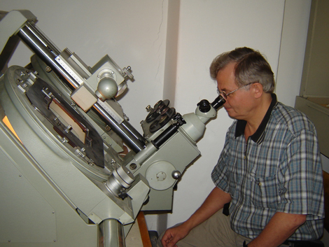 Der tschechische Astronom René Hudec schaut durch einen alten Blinkkoperator.