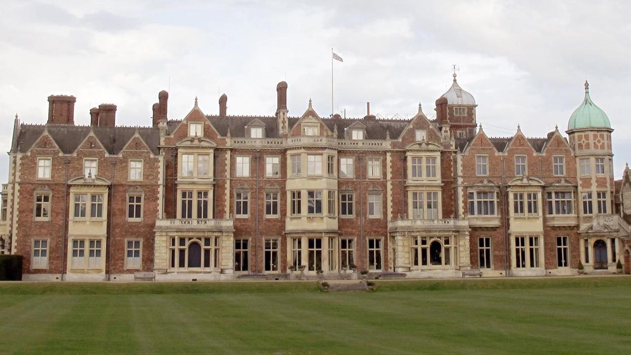 Vorderansicht von Schloss Sandringham, einem Landsitz der Queen. Vorderansicht von Schloss Sandringham, einem Landsitz der Queen.