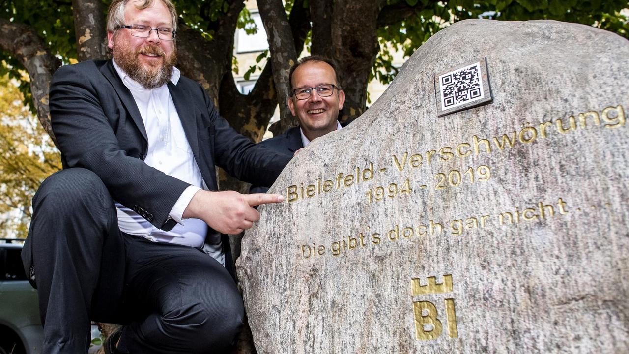 Achim Held (l) aus Kiel, "Schöpfer" der "Bielefeld-Verschwörung, und Martin Knabenreich (r), Geschäftsführer Bielefeld Marketing, präsentieren den 600 Kilo schweren Findling als Denkmal für die Bielefeld-Verschwörung. Achim Held (l) aus Kiel, "Schöpfer" der "Bielefeld-Verschwörung, und Martin Knabenreich (r), Geschäftsführer Bielefeld Marketing, präsentieren den 600 Kilo schweren Findling als Denkmal für die Bielefeld-Verschwörung.