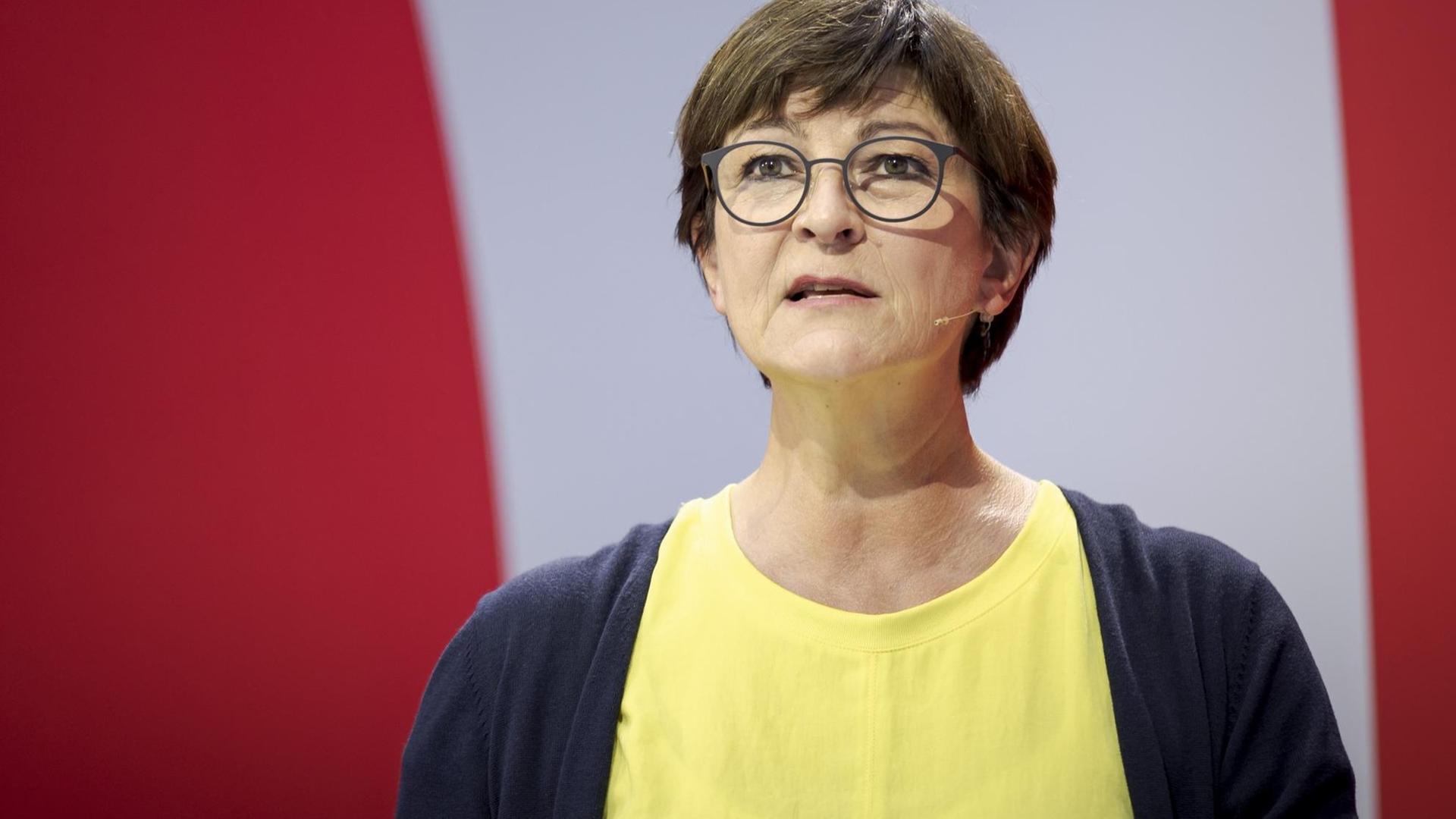 Saskia Esken, Bundesvorsitzende der SPD, aufgenommen beim Campaign Camp 2021 der SPD im Willy-Brandt-Haus in Berlin Saskia Esken, Bundesvorsitzende der SPD, aufgenommen beim Campaign Camp 2021 der SPD im Willy-Brandt-Haus in Berlin