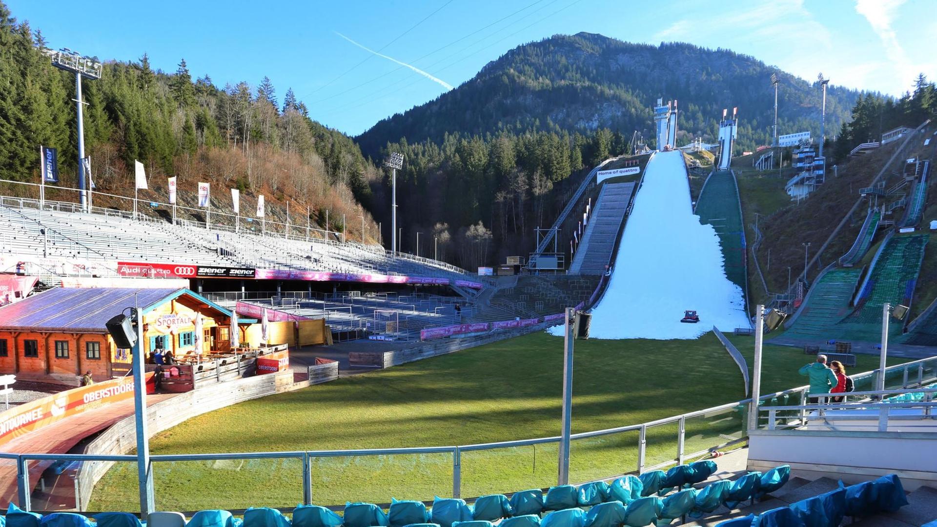 Start Der Vierschanzentournee - Springen Von Grünen Hügeln ...