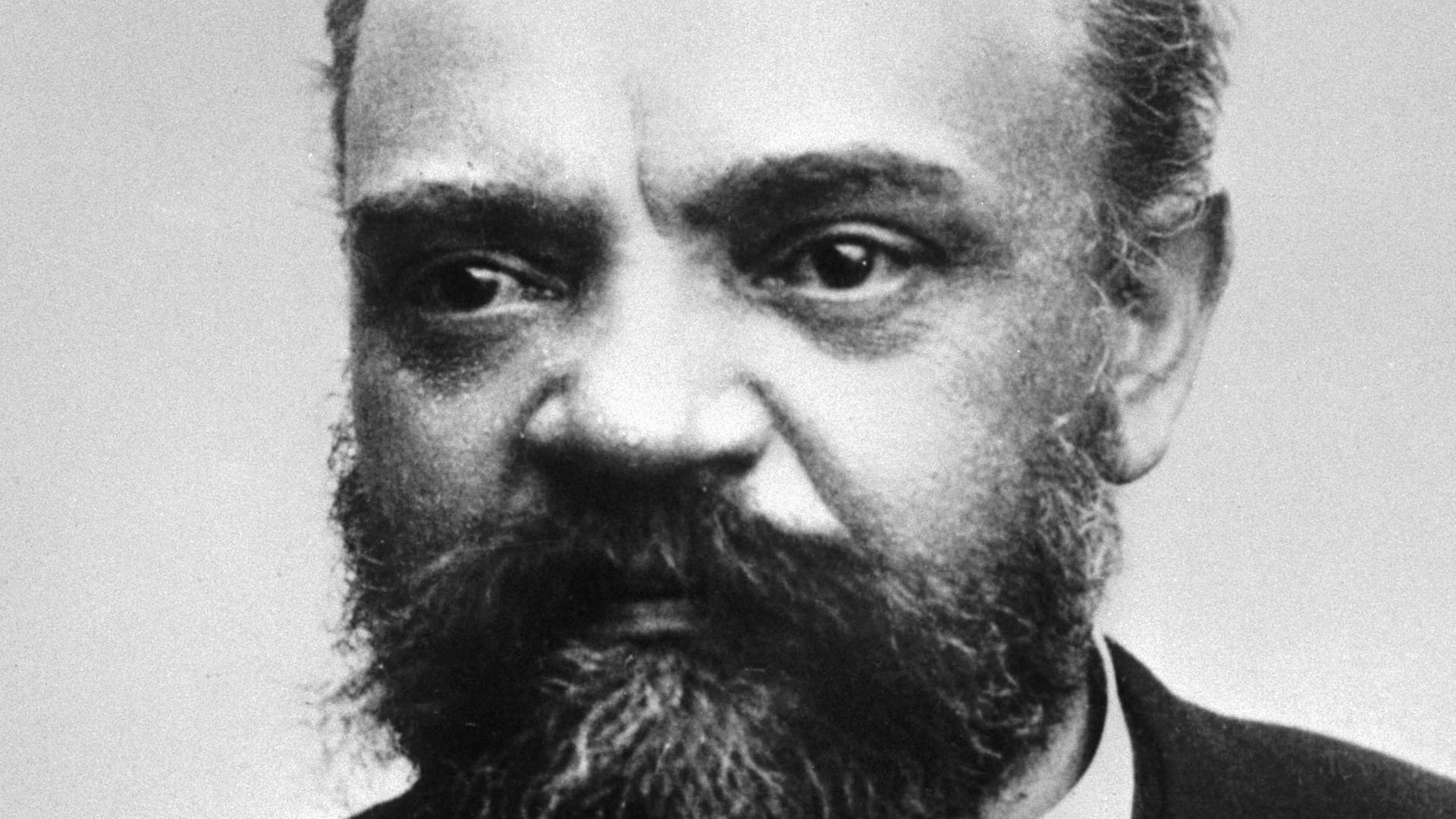 Schwarz-weiß-Aufnahme (Portrait) von Antonin Dvorak mit Halbglatze und Vollbart. Schwarz-weiß-Aufnahme (Portrait) von Antonin Dvorak mit Halbglatze und Vollbart.