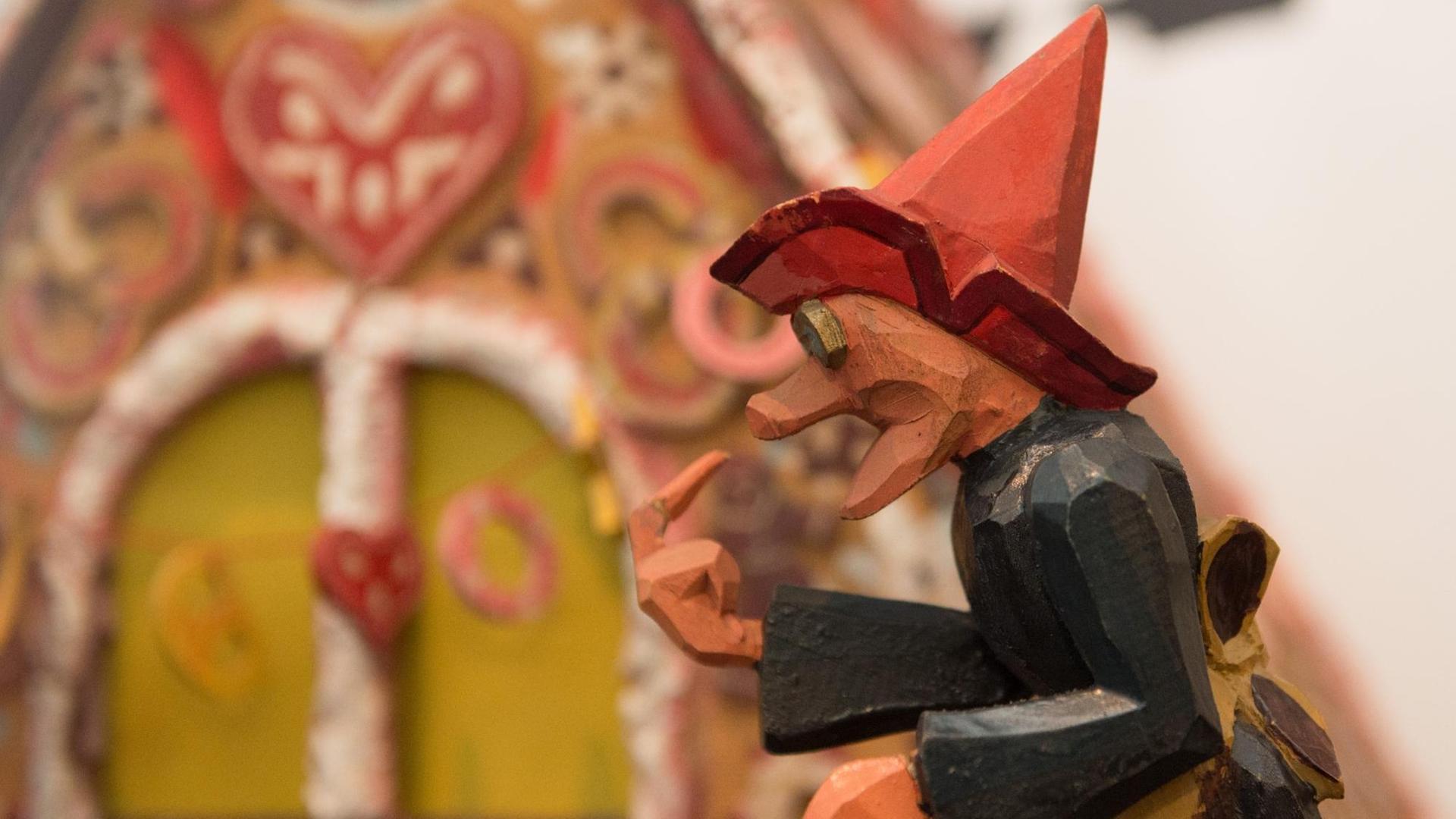 Eine Szene mit einer Holzfigur aus dem Grimm-Märchen "Hänsel und Gretel" Eine Szene mit einer Holzfigur aus dem Grimm-Märchen "Hänsel und Gretel"