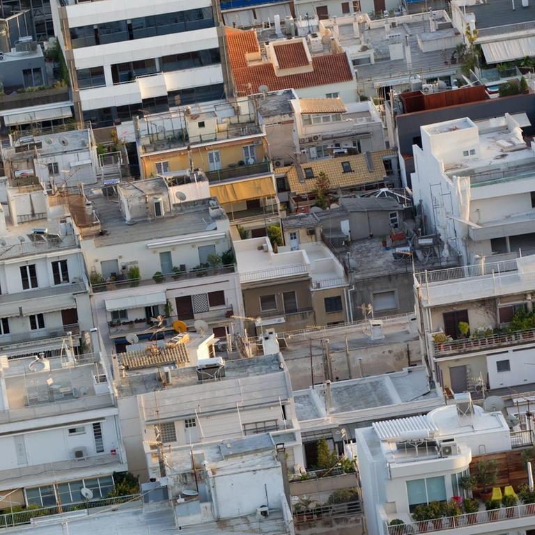 Blick vom Lykavittos-Berg in Athen über die dicht besiedelte griechische Hauptstadt