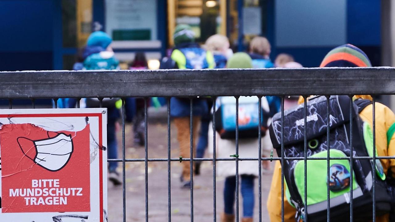 "Bitte Mundschutz tragen" steht am Eingang zu einer Grundschule in Berlin-Friedrichshain "Bitte Mundschutz tragen" steht am Eingang zu einer Grundschule in Berlin-Friedrichshain