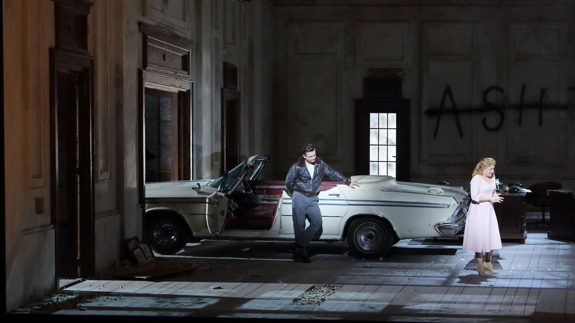 Lucia di Lammermoor: Premiere am 26. Januar 2015 im Nationaltheater. Musikalische Leitung: Kirill Petrenko. Inszenierung: Barbara Wysocka. Lucia di Lammermoor: Premiere am 26. Januar 2015 im Nationaltheater. Musikalische Leitung: Kirill Petrenko. Inszenierung: Barbara Wysocka.