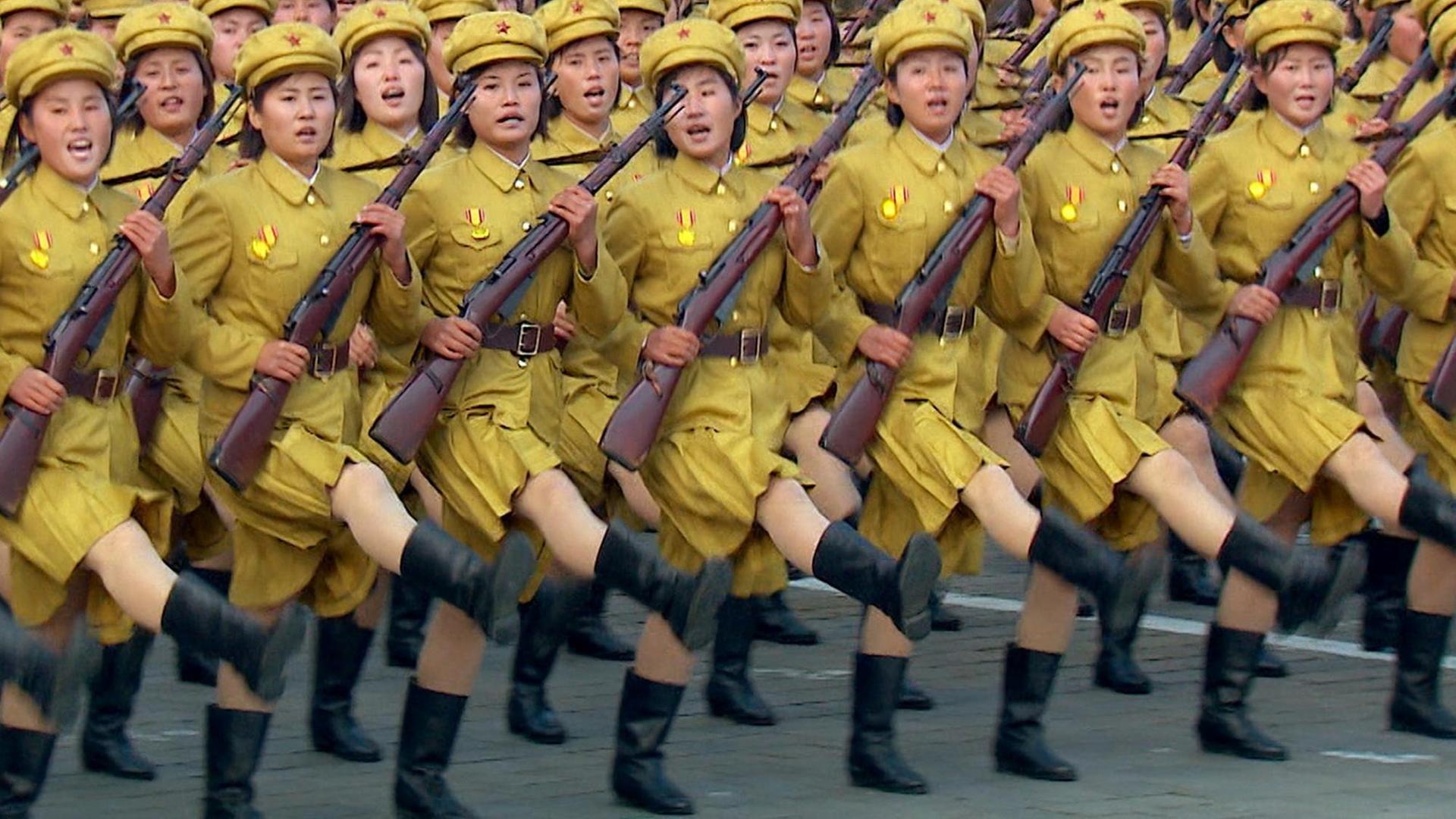 Ausschnitt aus der Doku "Propaganda - Wie man Lügen verkauft": Militärparade in der Demokratischen Volksrepublik Nordkorea, bei der Soldatinnen im Gleichschritt marschieren Ausschnitt aus der Doku "Propaganda - Wie man Lügen verkauft": Militärparade in der Demokratischen Volksrepublik Nordkorea, bei der Soldatinnen im Gleichschritt marschieren