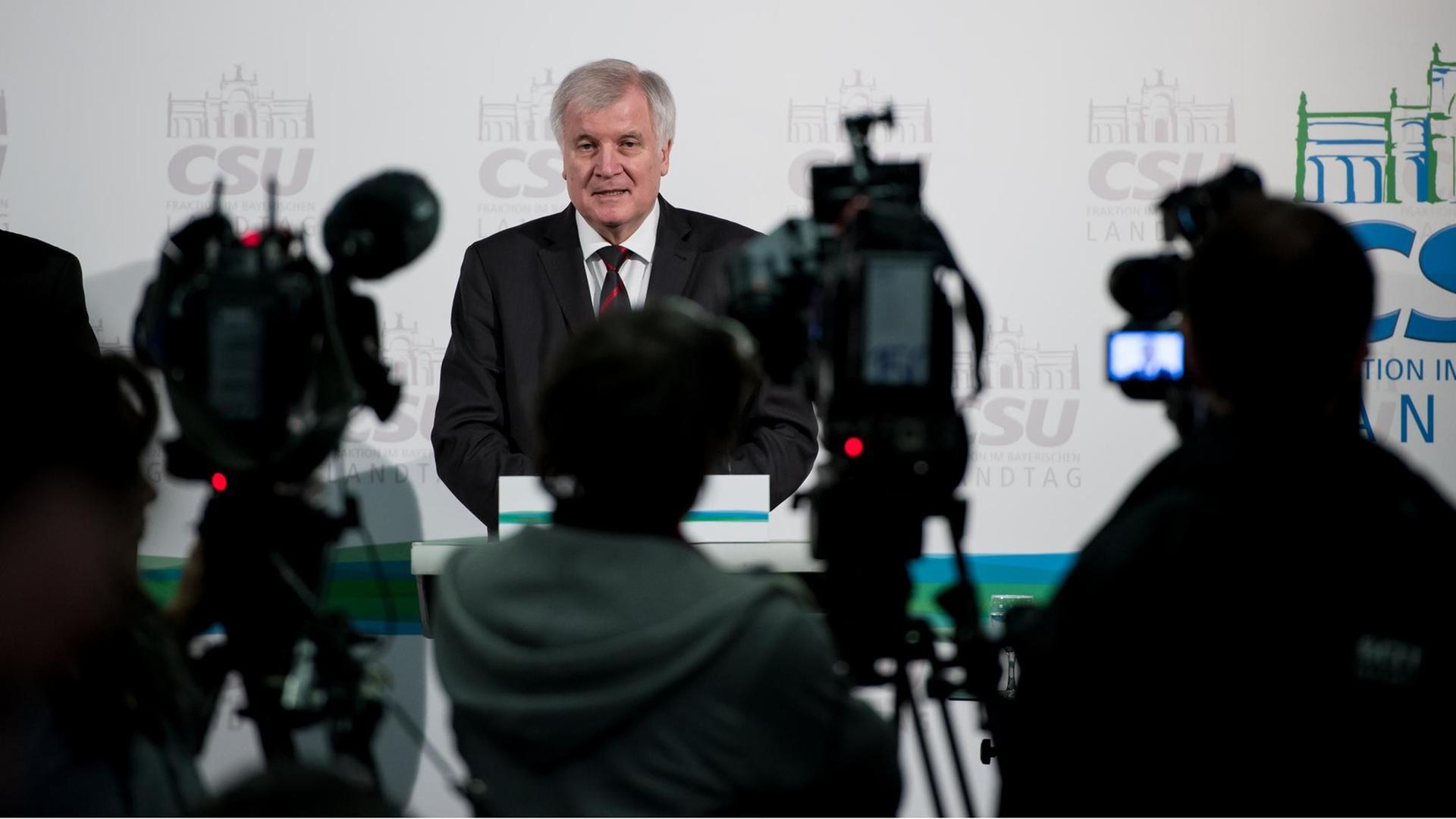 CSU-Chef Horst Seehofer gibt eine Pressekonferenz zum Abschluss der Klausur der CSU-Landtagsfraktion, 21.1.2016. CSU-Chef Horst Seehofer gibt eine Pressekonferenz zum Abschluss der Klausur der CSU-Landtagsfraktion, 21.1.2016.