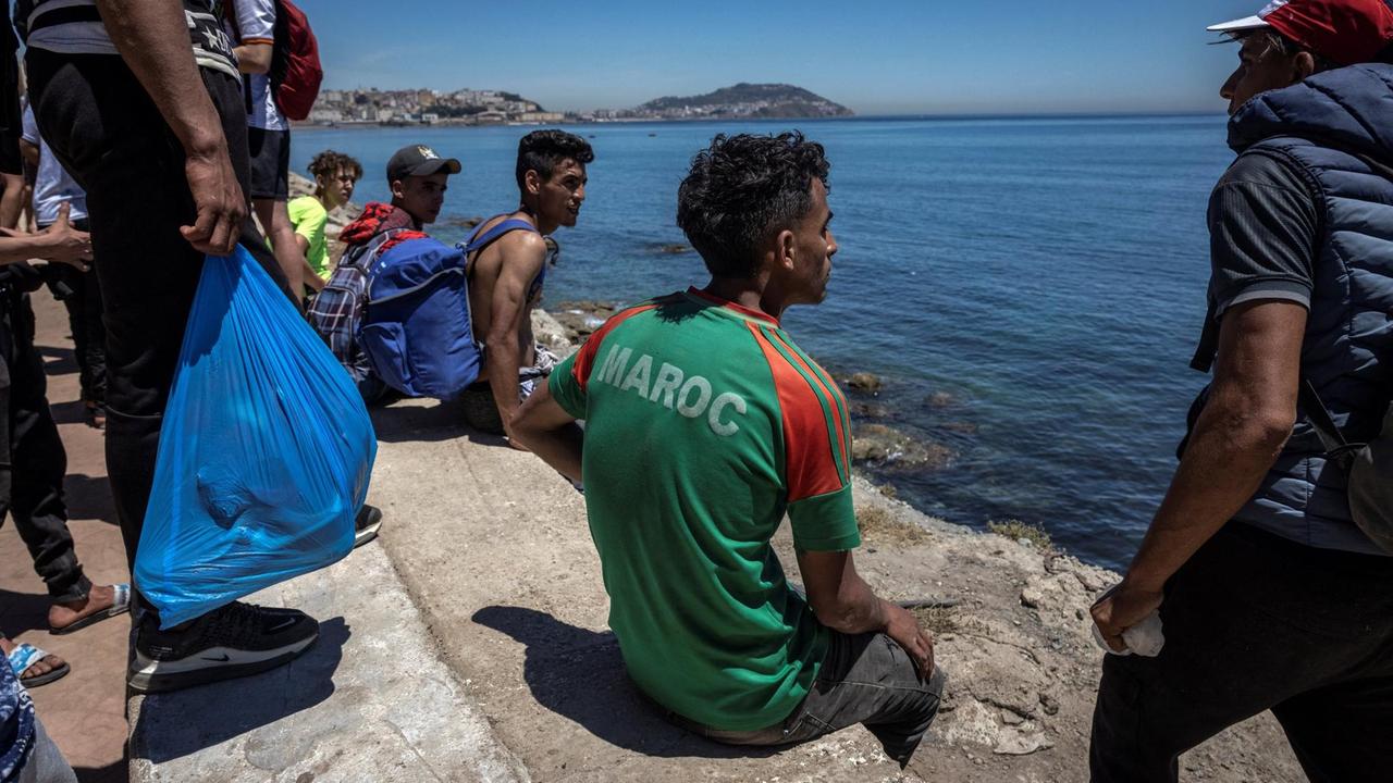 Migranten aus Marokko in Fnideq an der Grenze zur spanischen Enclave Ceuta