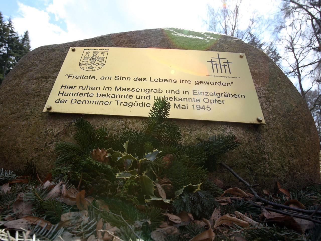 Eine Tafel an einem Gedenkstein auf dem Friedhof in Demmin (Mecklenburg-Vorpommern) erinnert an den Massenselbstmord 1945, aufgenommen am 08.04.2013. In Demmin kam es Historikern zufolge zum Kriegsende zu einem der schlimmsten Fälle von Massenselbstmord.