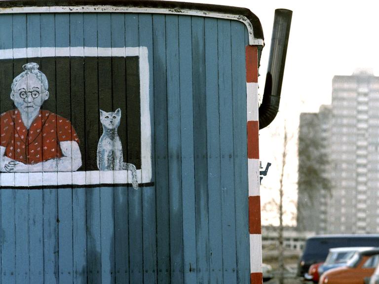 Der Bauwagen mit einem Gemälde befindet sich an der Allee der Kosmonauten nahe Alt-Marzahn, aufgenommen im Juni 1982 im Berliner Stadtbezirk Marzahn.
