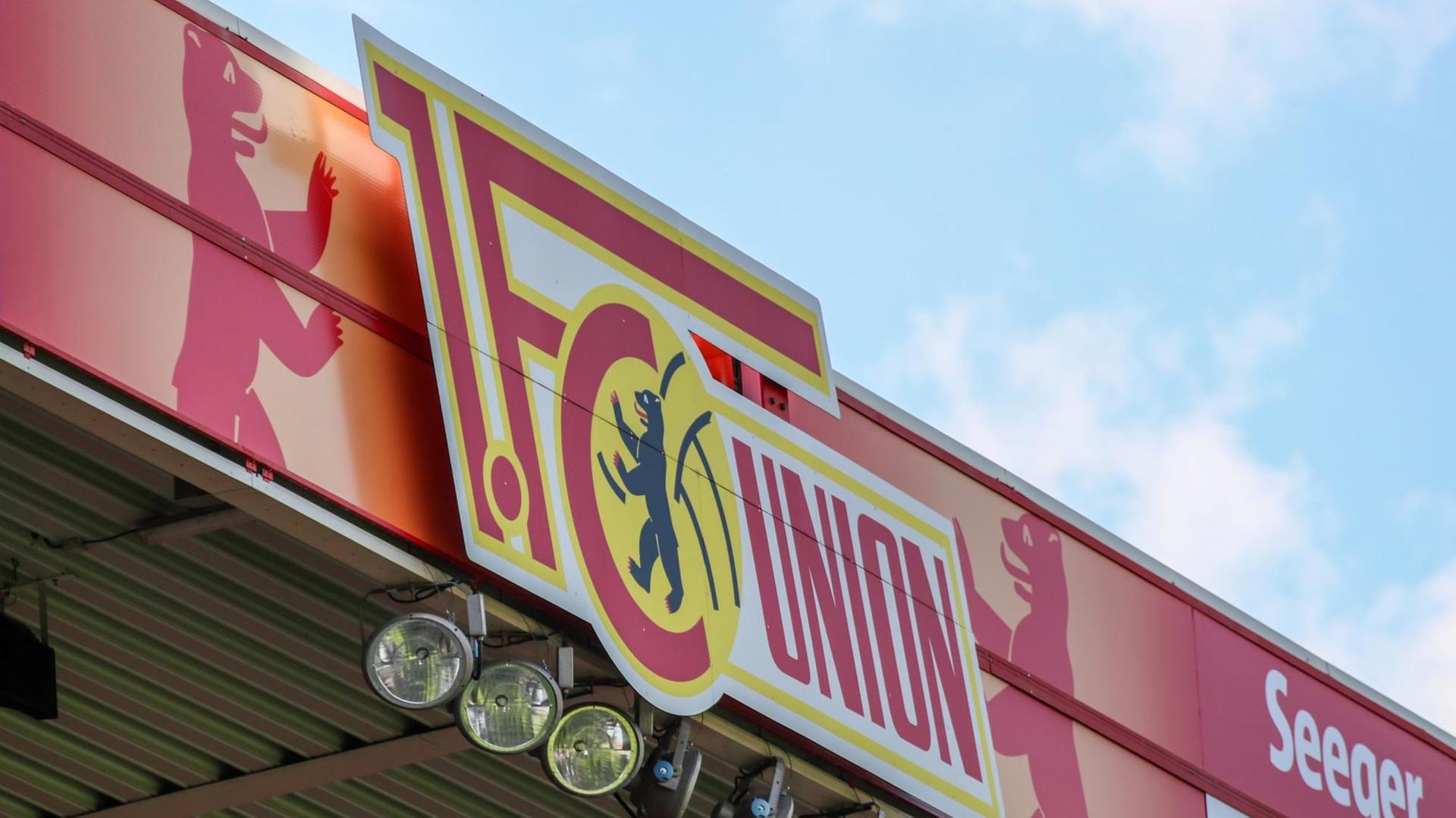 Logo von Union Berlin am Stadiondach vor blauem Himmel Logo von Union Berlin am Stadiondach vor blauem Himmel