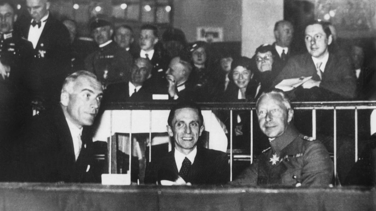 (l-r) Major a.D. von Neufville, Joseph Goebbels und Kronprinz Wilhelm von Preussen beim Polizeisportfest 1933 in Berlin. (l-r) Major a.D. von Neufville, Joseph Goebbels und Kronprinz Wilhelm von Preussen beim Polizeisportfest 1933 in Berlin.
