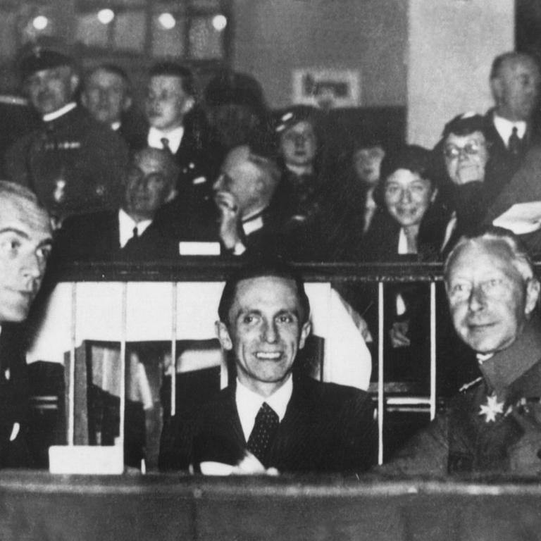 (l-r) Major a.D. von Neufville, Joseph Goebbels und Kronprinz Wilhelm von Preussen beim Polizeisportfest 1933 in Berlin.