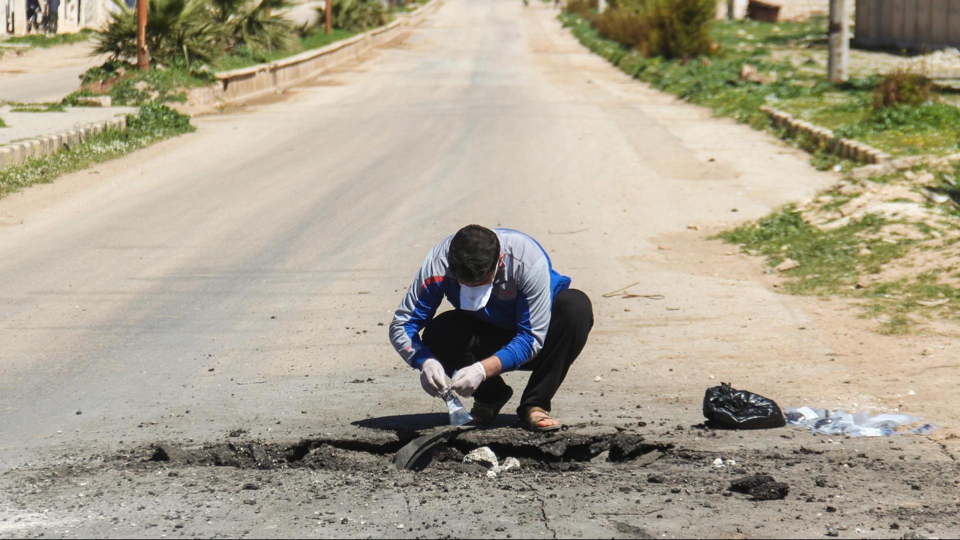 Ein Mann sammelt Proben am Ort des mutmaßlichen Gfitgas-Angriffes in der von Rebellen kontrollierten Kleinstadt Chan Scheichun in syrischen Provinz Idlib Ein Mann sammelt Proben am Ort des mutmaßlichen Gfitgas-Angriffes in der von Rebellen kontrollierten Kleinstadt Chan Scheichun in syrischen Provinz Idlib