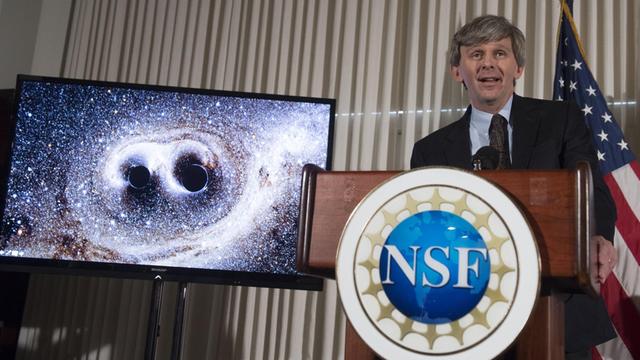 David Reitze vom LIGO verkündet in Washington den Nachweis von Gravitationswellen.