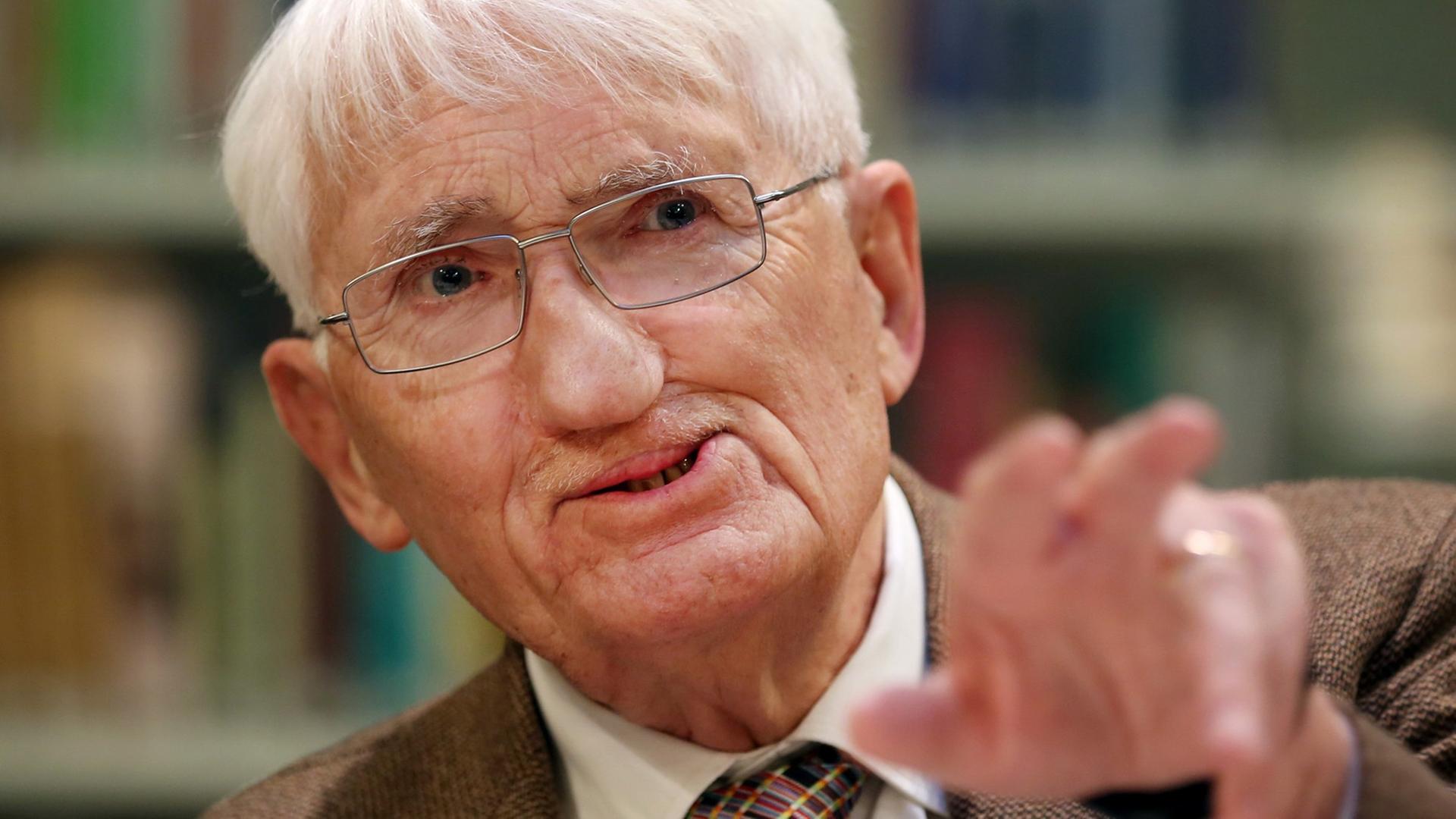 Der Philosoph Jürgen Habermas am 12.12.2012 bei einer Pressekonferenz im Heinrich-Heine-Institut in Düsseldorf (Nordrhein-Westfalen). Der Philosoph Jürgen Habermas am 12.12.2012 bei einer Pressekonferenz im Heinrich-Heine-Institut in Düsseldorf (Nordrhein-Westfalen).