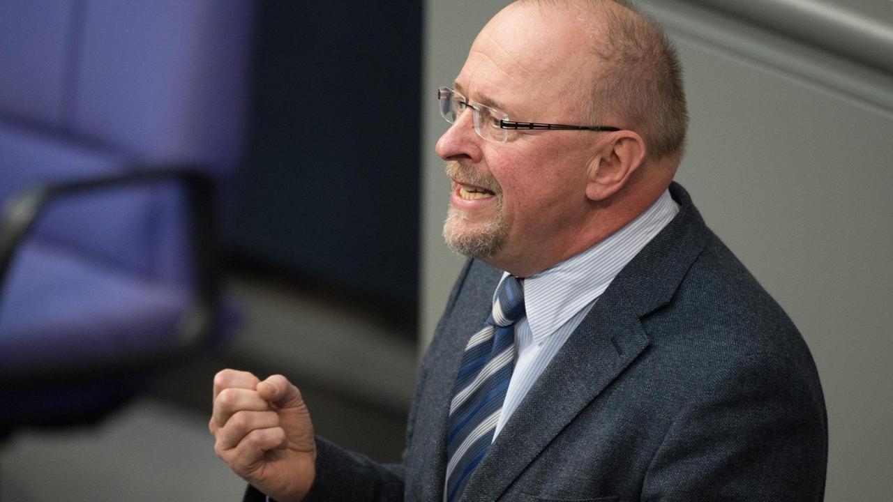 Axel Schäfer (SPD) spricht am 26.03.2015 während einer Bundestagssitzung im Reichstag in Berlin Axel Schäfer (SPD) spricht am 26.03.2015 während einer Bundestagssitzung im Reichstag in Berlin
