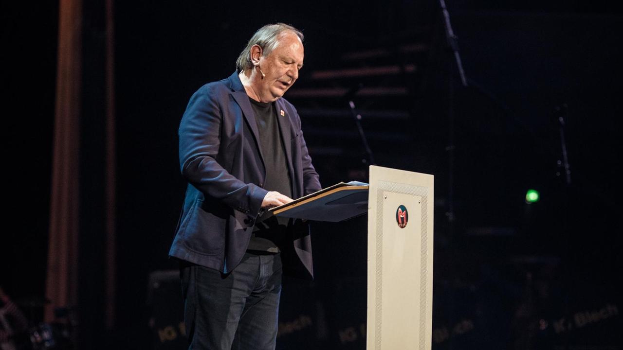 Der Kabarettist Wilfried Schmickler steht hinter einem Pult auf der Bühne Der Kabarettist Wilfried Schmickler steht hinter einem Pult auf der Bühne