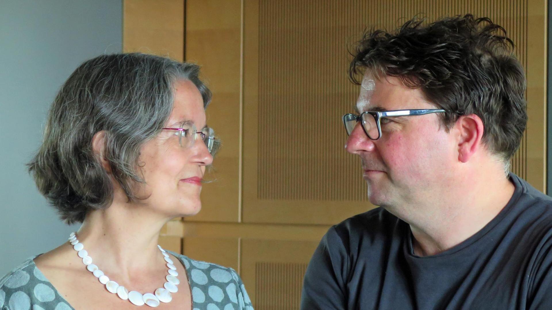 Die Autorin Sieglinde Geisel und Lesart-Redakteur Thorsten Jantschek Die Autorin Sieglinde Geisel und Lesart-Redakteur Thorsten Jantschek