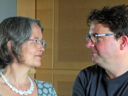 Die Autorin Sieglinde Geisel und Lesart-Redakteur Thorsten Jantschek