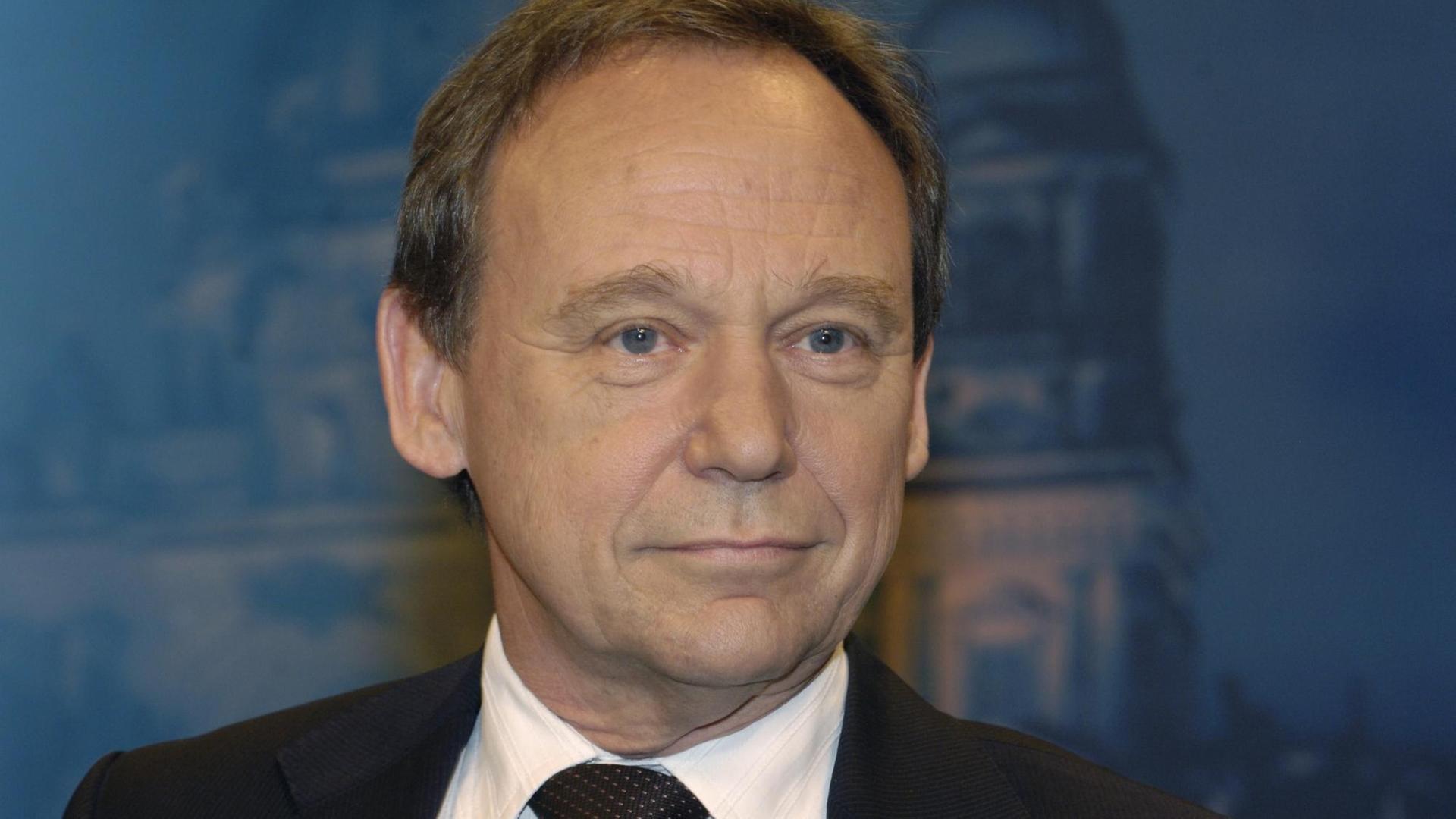 Der Publizist Alan Posener in der Talk-Show Maybrit Illner im Dezember 2010. Der Publizist Alan Posener in der Talk-Show Maybrit Illner im Dezember 2010.
