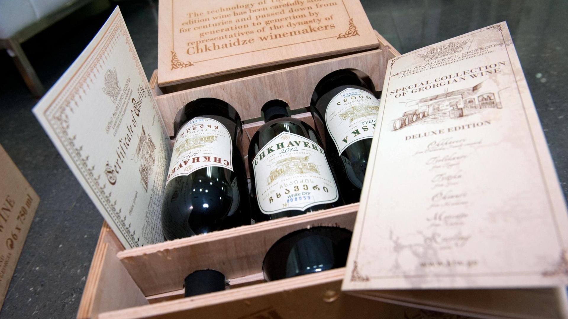 Eine Kiste mit Wein aus Georgien. Eine Kiste mit Wein aus Georgien.