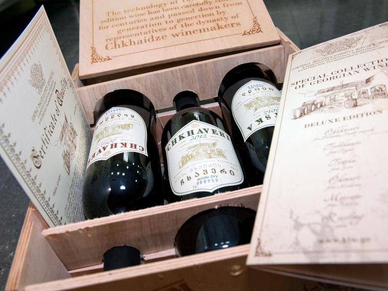 Eine Kiste mit Wein aus Georgien.