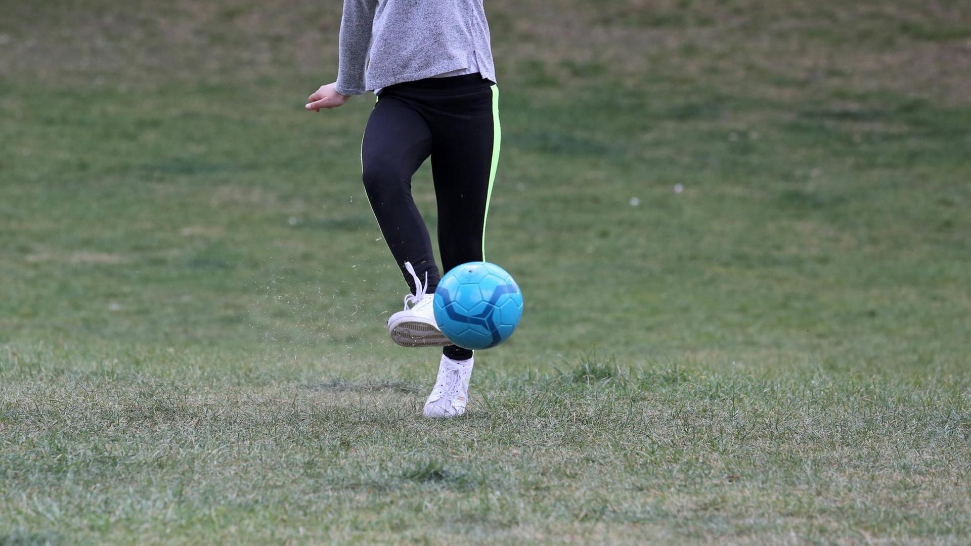 Fußball zieht Millionen Menschen in seinen Bann – unabhängig von Geschlecht, Alter, Bildungsstand und sozialer Herkunft Fußball zieht Millionen Menschen in seinen Bann – unabhängig von Geschlecht, Alter, Bildungsstand und sozialer Herkunft