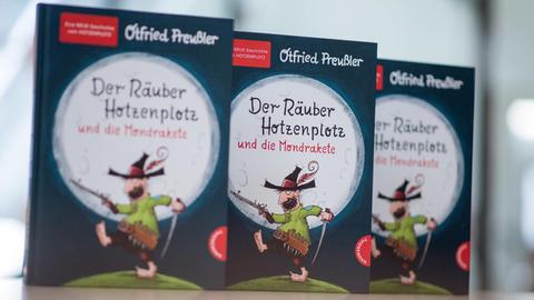 "Der Räuber Hotzenplotz und die Mondrakete" stehen im Verlag Thienemann-Esslinger auf einem Tisch.